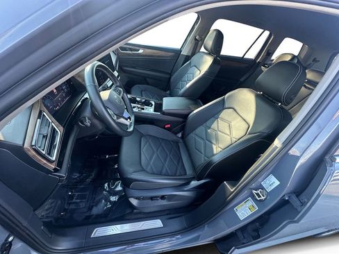 Used 2025 Volkswagen Atlas SE w/ Black Wheel Package image 10