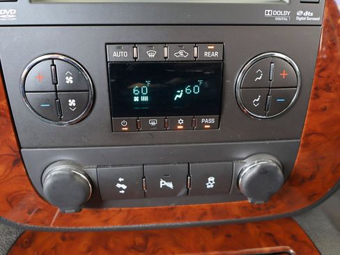 Used 2012 Chevrolet Suburban LTZ RWD image 53