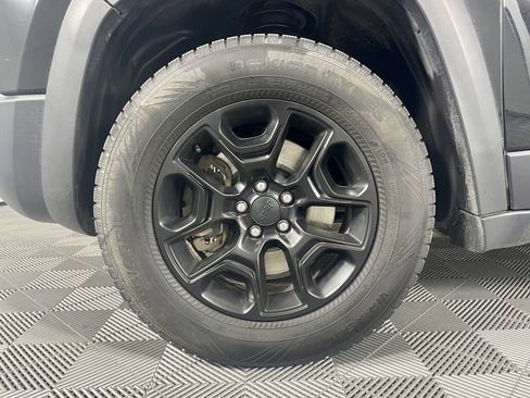 Used 2019 Jeep Cherokee Trailhawk w/ Cold Weather Group image 9