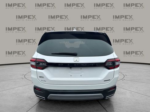 Used 2024 Honda Pilot Touring image 4