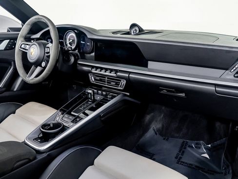 Used 2022 Porsche 911 Turbo image 33