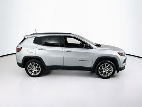 Used 2024 Jeep Compass Latitude AWD/4WD image 4