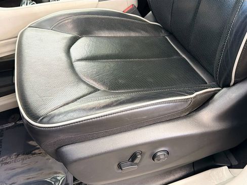 Used 2023 Chrysler Pacifica Limited image 21