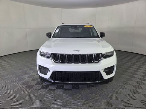 Used 2023 Jeep Grand Cherokee Laredo AWD/4WD image 3