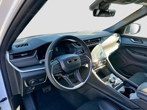 New 2025 Jeep Grand Cherokee Laredo image 11