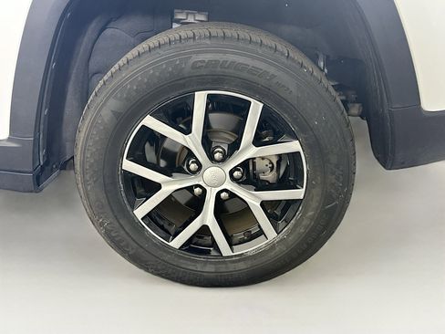 Used 2024 Jeep Grand Cherokee Limited image 11