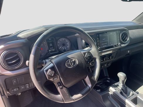 Used 2021 Toyota Tacoma TRD Off-Road w/ Technology Package AWD/4WD image 9