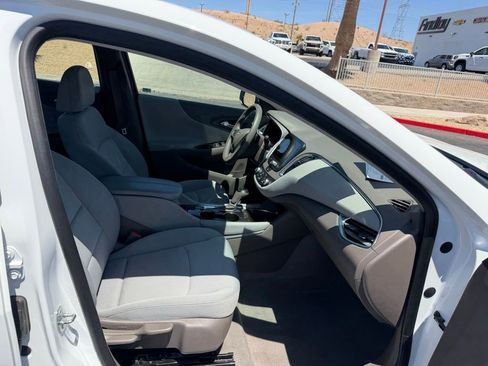 Used 2017 Chevrolet Malibu LT FWD image 14