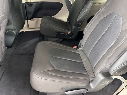 Used 2023 Chrysler Voyager LX FWD image 17