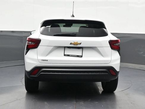 Used 2024 Chevrolet Trax LS w/ LS Convenience Package FWD image 4