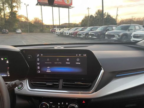 Used 2025 Chevrolet Trax LT image 18