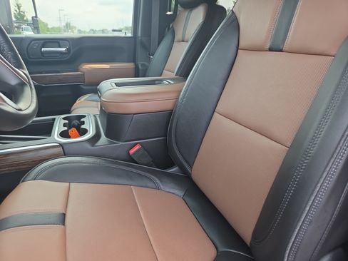 Used 2021 Chevrolet Silverado 2500 High Country w/ Technology Package AWD/4WD image 2