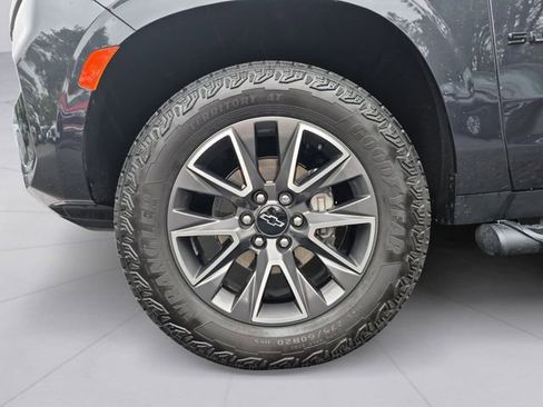 Used 2024 Chevrolet Suburban Z71 w/ Luxury Package AWD/4WD image 9