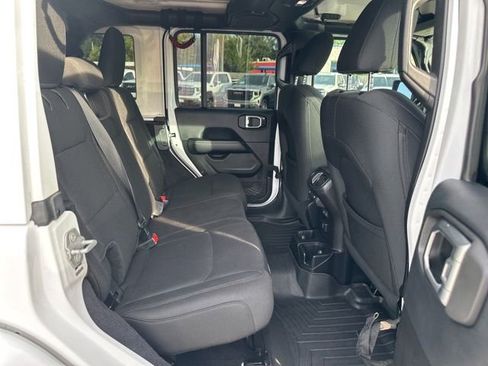 Used 2018 Jeep Wrangler Unlimited Sahara AWD/4WD image 12