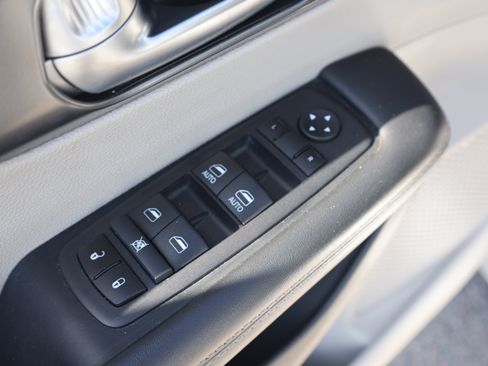 Used 2024 Chrysler Pacifica Touring-L FWD image 16