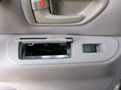 Used 2003 Toyota Sequoia SR5 RWD image 33