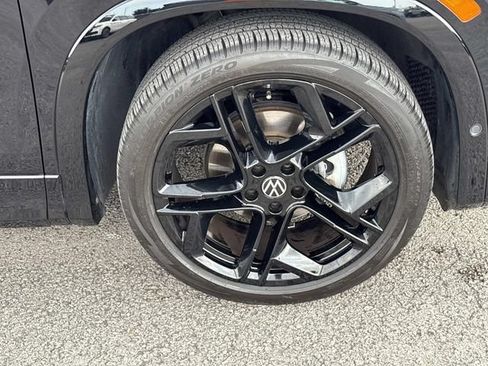 Used 2025 Volkswagen Tiguan SE R-Line FWD image 9