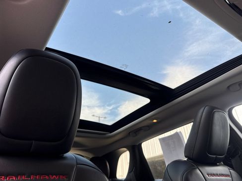 Used 2019 Jeep Cherokee Trailhawk w/ Comfort & Convenience Group AWD/4WD image 19