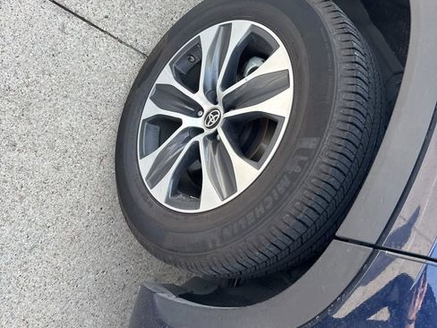 Used 2021 Toyota Highlander XLE AWD/4WD image 10