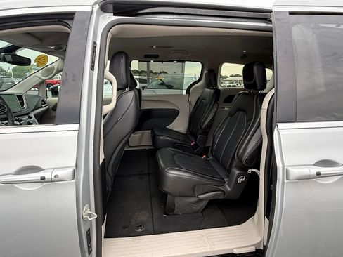Used 2024 Chrysler Pacifica Touring-L FWD image 14