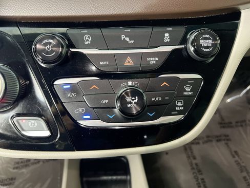 Used 2018 Chrysler Pacifica Touring Plus FWD image 23