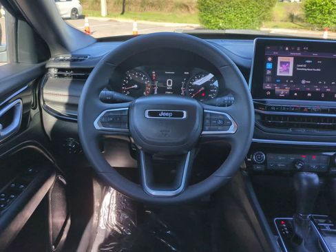 Used 2025 Jeep Compass Trailhawk image 15