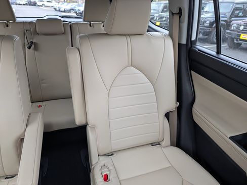 Used 2023 Toyota Highlander XLE AWD/4WD image 14