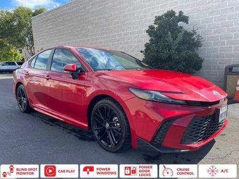 Used 2025 Toyota Camry SE FWD image 1