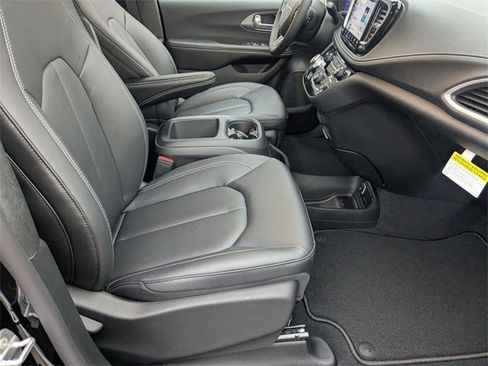 New 2026 Chrysler Pacifica Select image 33