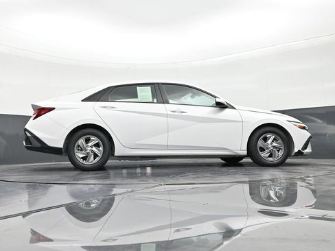 Used 2024 Hyundai Elantra SE image 25