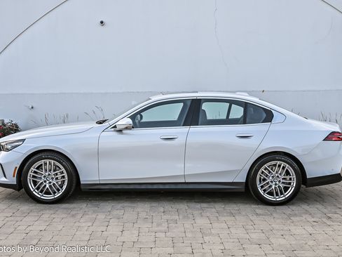Used 2024 BMW 530i xDrive image 9