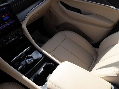 Used 2025 Jeep Grand Cherokee L Limited w/ Luxury Tech Group II image 27