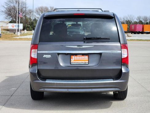 Used 2015 Chrysler Town & Country Touring w/ Driver Convenience Group image 7