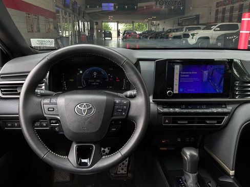 Used 2025 Toyota Camry SE FWD image 14