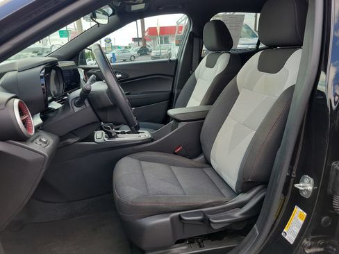 Used 2024 Chevrolet Trax RS w/ Sunroof Package FWD image 19