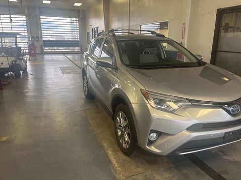 Used 2018 Toyota RAV4 Limited image 11
