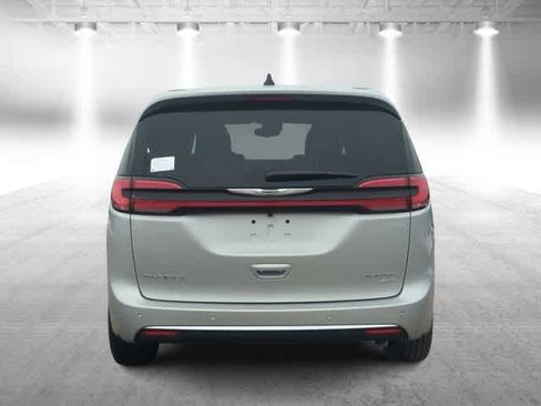 New 2026 Chrysler Pacifica Limited image 7