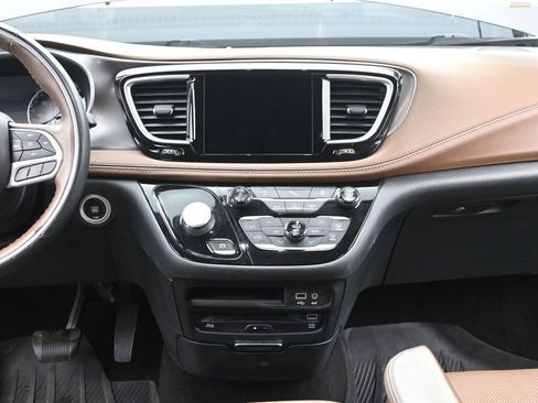 Used 2018 Chrysler Pacifica Limited image 25