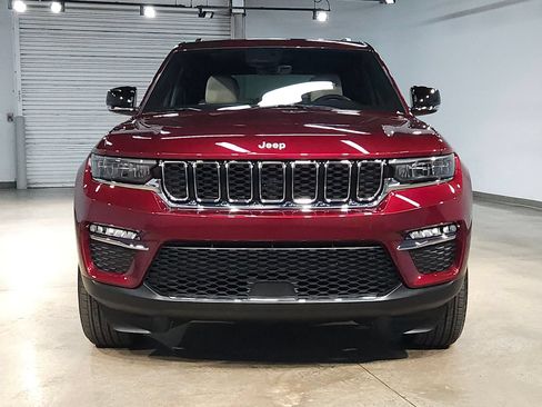 Used 2025 Jeep Grand Cherokee Limited AWD/4WD image 2