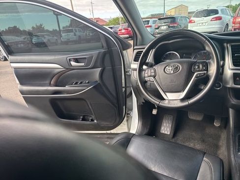 Used 2019 Toyota Highlander XLE AWD/4WD image 19