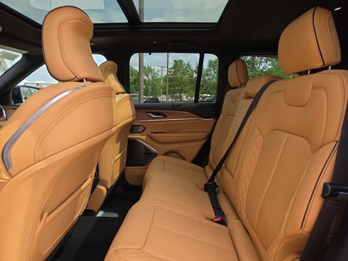 New 2026 Jeep Grand Cherokee Summit w/ Obsidian Package image 10