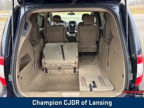 Used 2016 Chrysler Town & Country Touring image 24