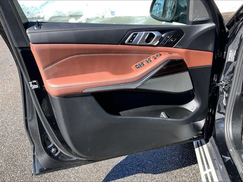 Used 2025 BMW X5 xDrive50e image 9