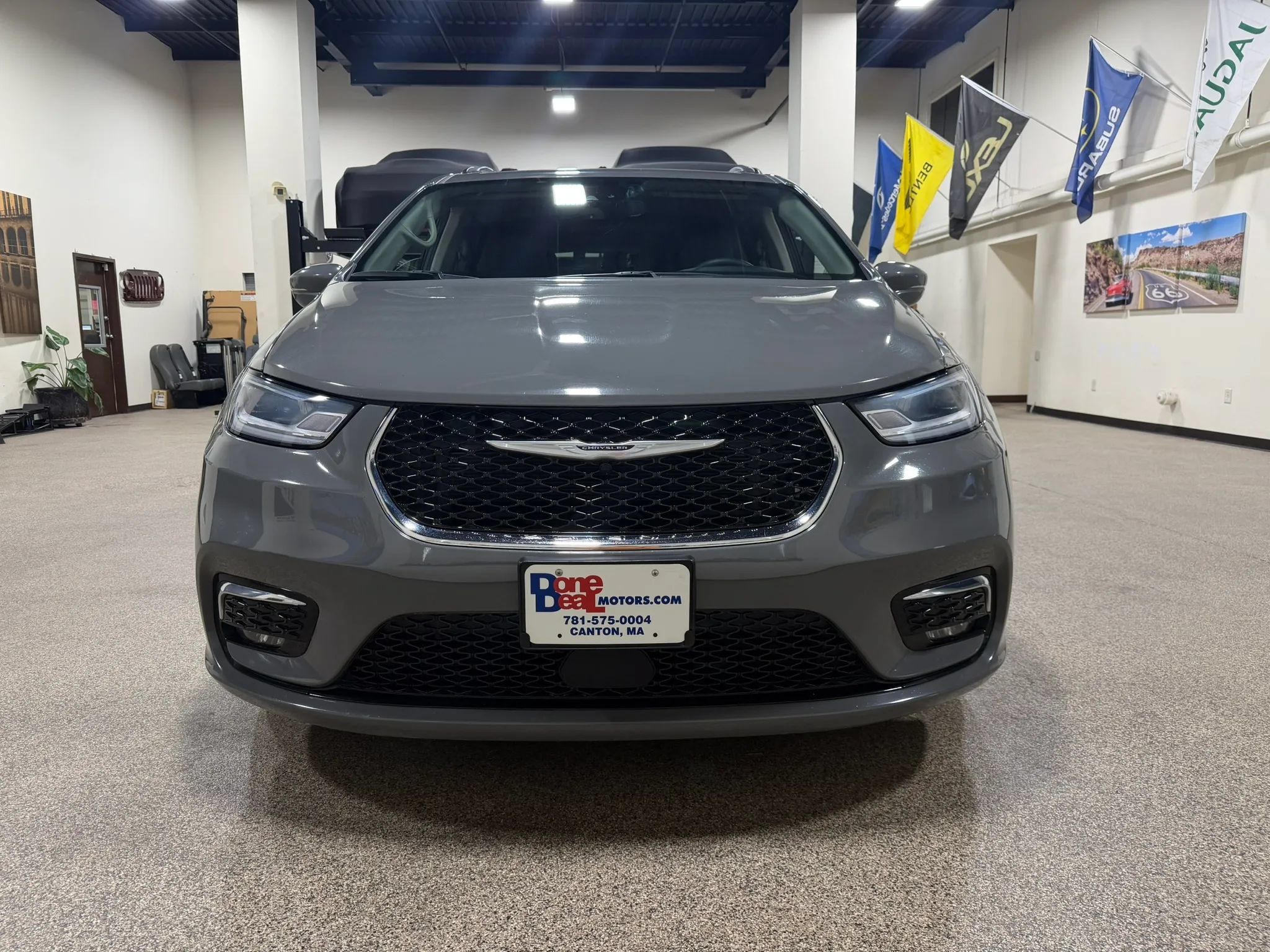 Used 2022 Chrysler Pacifica Touring-L FWD image 2