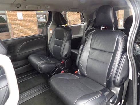 Used 2019 Toyota Sienna SE Premium FWD image 12