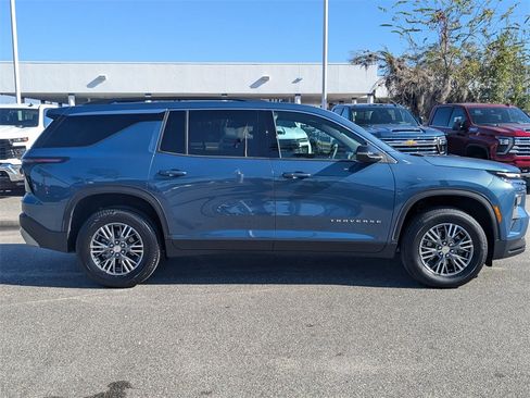 Certified 2025 Chevrolet Traverse LT image 2