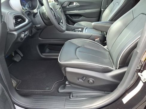 New 2027 Chrysler Pacifica Limited FWD image 14