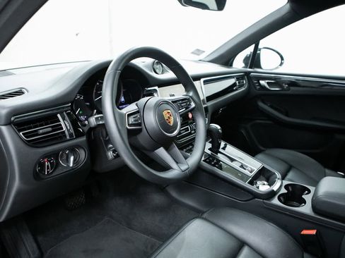 Certified 2025 Porsche Macan image 4