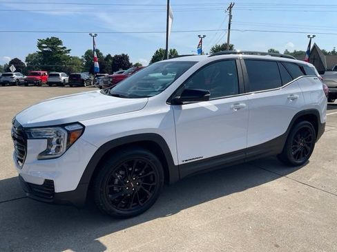 Used 2023 GMC Terrain SLE w/ Driver Convenience Package FWD image 2