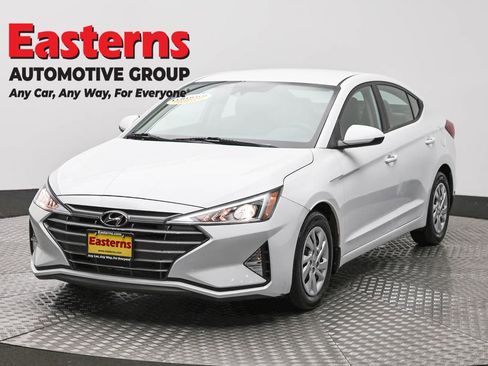 Used 2020 Hyundai Elantra SE w/ Winter Weather Package FWD image 1